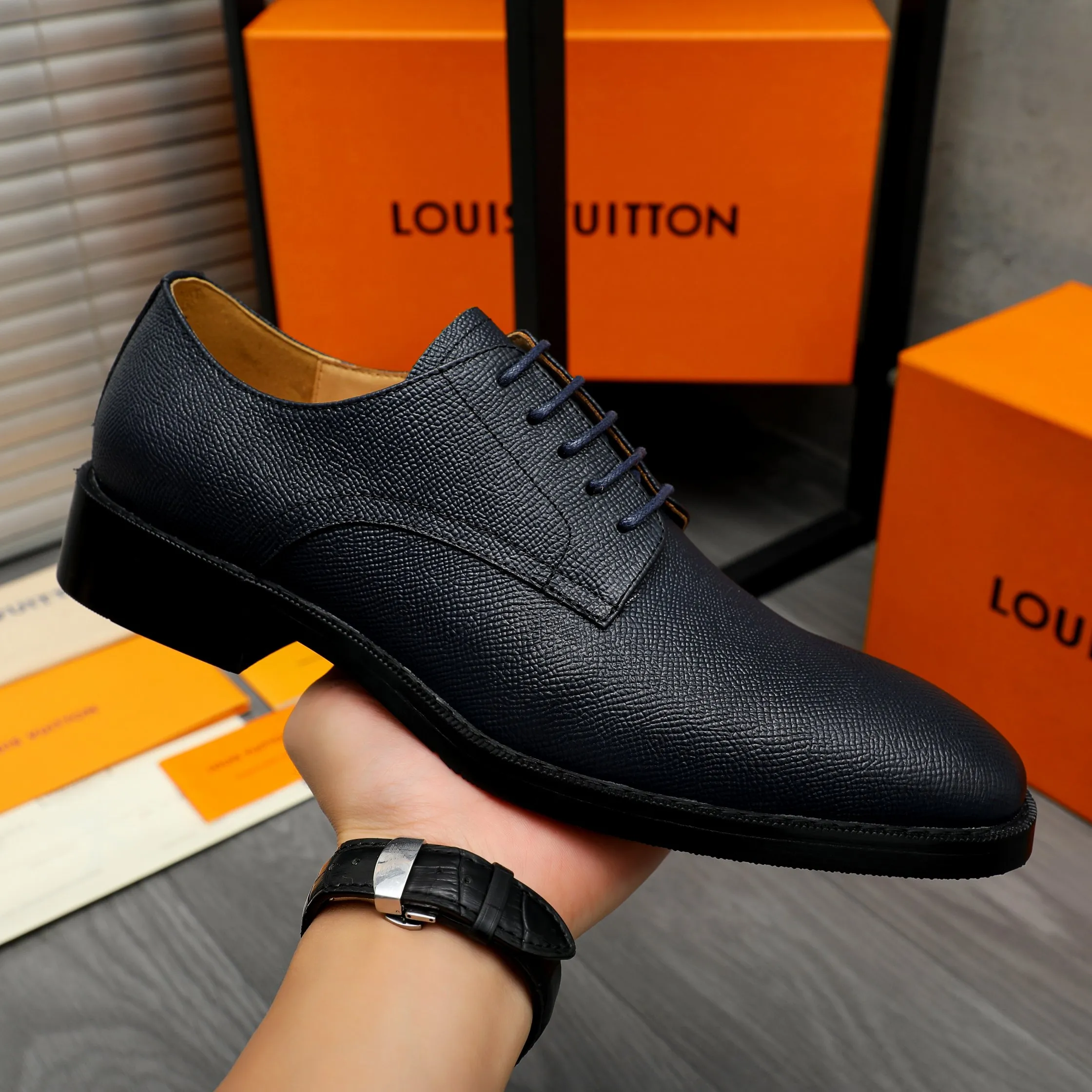 Men's shoes 💰500 Product trademark: LV "Louis Vuitton" business formal leather shoes Regular size: 39-45 (.45 customization is non-returnable) Product materials: Selected pebbled cowhide upper, cowhide lining, original rubber outsole